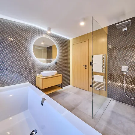Rooftop Vista Maisonette & Relaxing Bath By Interhome アパート